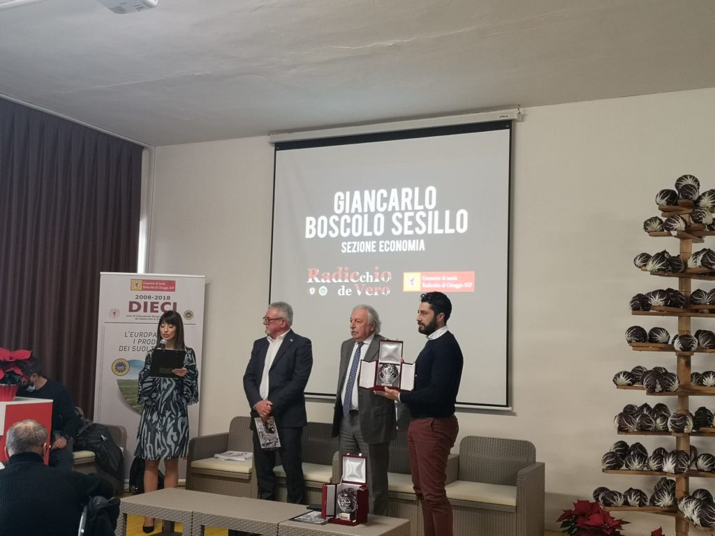 Il presidente Giuseppe Boscolo Palo premia Giancarlo Boscolo insieme al consigliere regionale Jonathan Montanariello