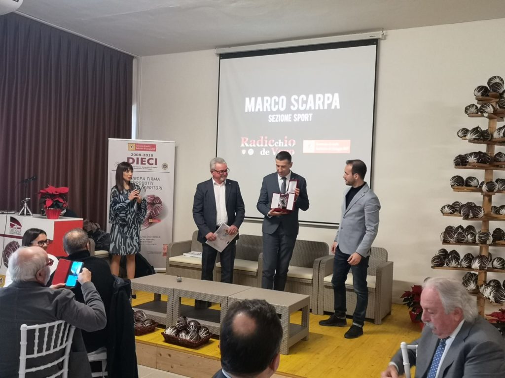 Il presidente Giuseppe Boscolo Palo premia Marco Scarpa insieme al vicesindaco Daniele Tiozzo Brasiola