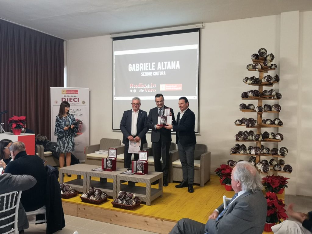 Il presidente Giuseppe Boscolo palo premia il console Gabriele Altana insieme al consigliere regionale Marco Dolfin