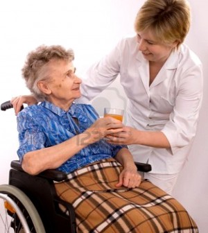 3339924-l-39-assistenza-sanitaria-dei-lavoratori-anziani-e-donna-in-sedia-a-rotelle-ha-bisogno-di-aiuto_1200